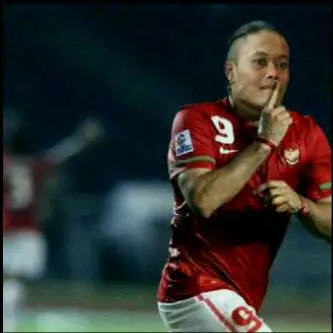 Editan Sule main bola Berbagai sumber