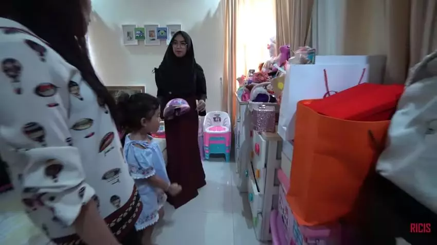 Potret lemari Ayu Ting Ting  YouTube