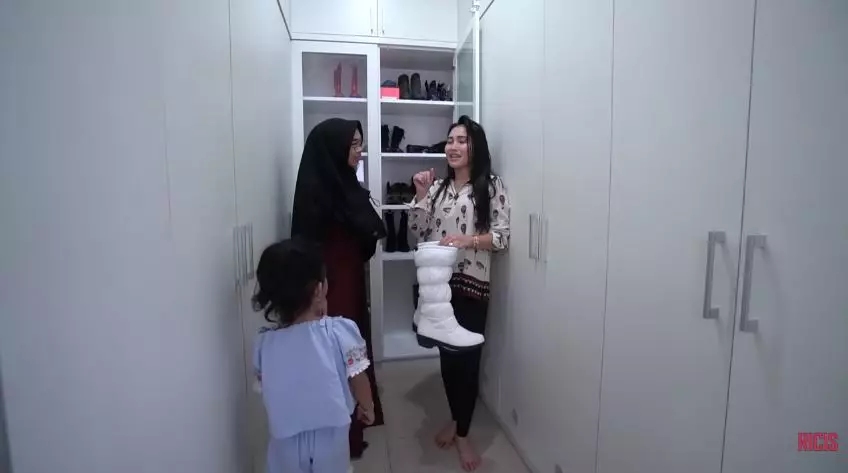 Potret lemari Ayu Ting Ting  YouTube