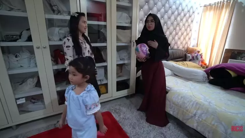 Potret lemari Ayu Ting Ting  YouTube