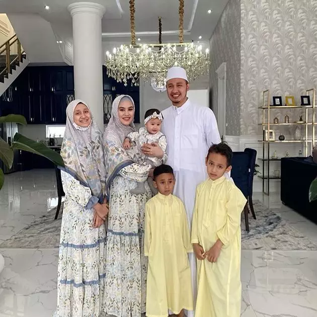 Potret keluarga seleb Idul Adha Berbagai sumber Potret keluarga seleb Idul Adha Berbagai sumber
