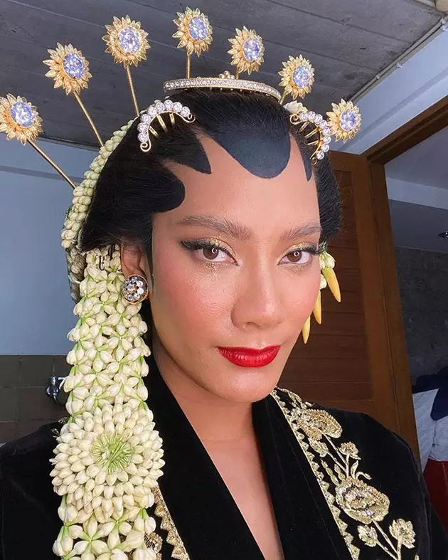 Potret Tara dan Daniel pakai baju ada Berbagai sumber Potret Tara dan Daniel pakai baju ada Berbagai sumber