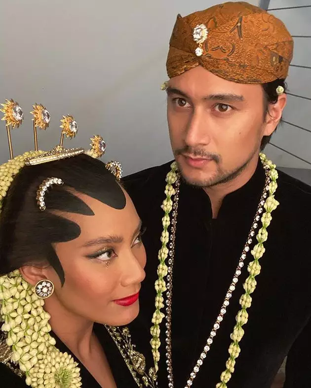 Potret Tara dan Daniel pakai baju ada Berbagai sumber Potret Tara dan Daniel pakai baju ada Berbagai sumber