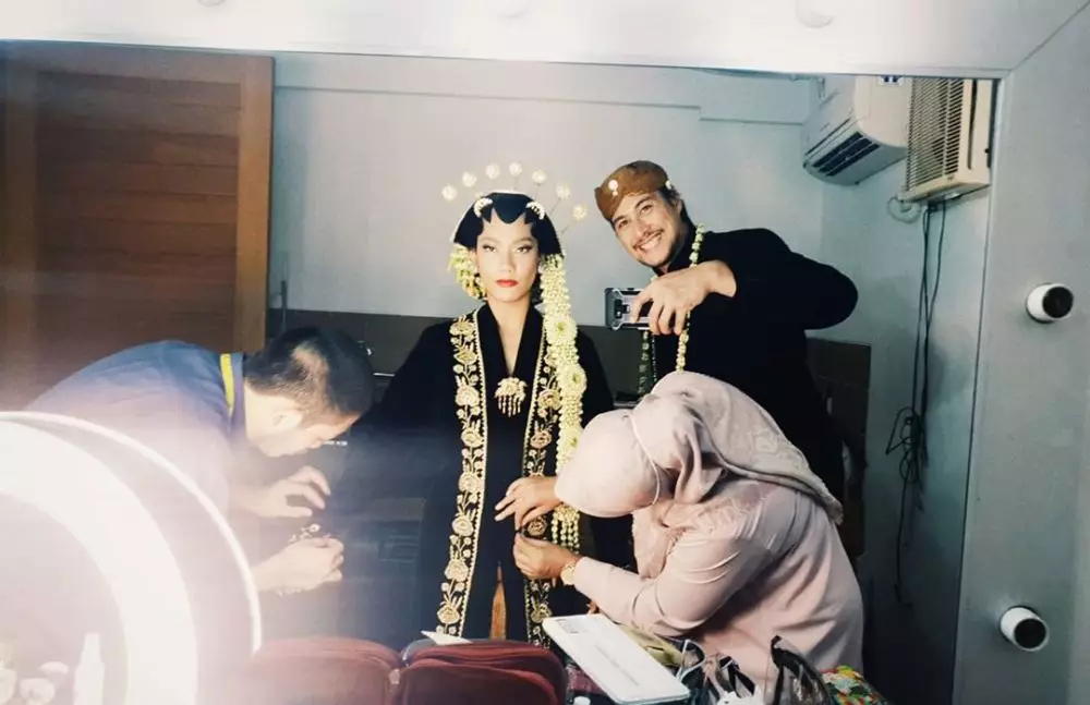 Potret Tara dan Daniel pakai baju ada Berbagai sumber Potret Tara dan Daniel pakai baju ada Berbagai sumber