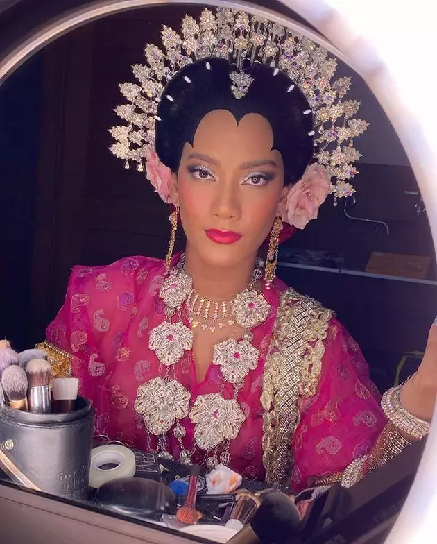 Potret Tara dan Daniel pakai baju ada Berbagai sumber Potret Tara dan Daniel pakai baju ada Berbagai sumber