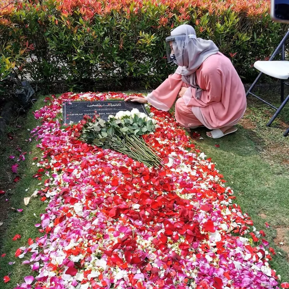 Momen BCL ke makam Ashraf Berbagai sumber
