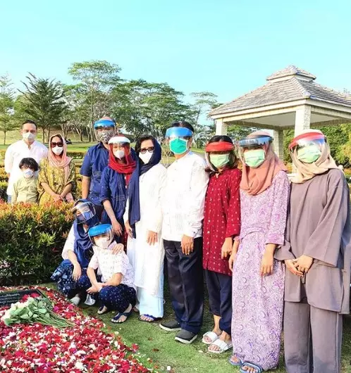 Momen BCL ke makam Ashraf Berbagai sumber