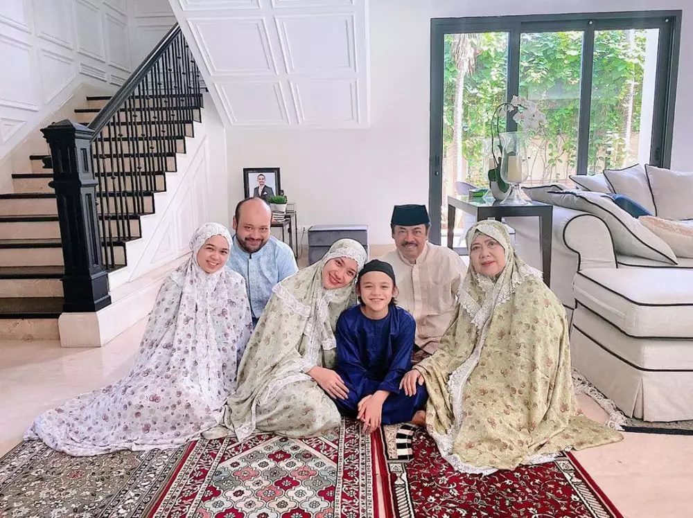 Momen BCL ke makam Ashraf Berbagai sumber