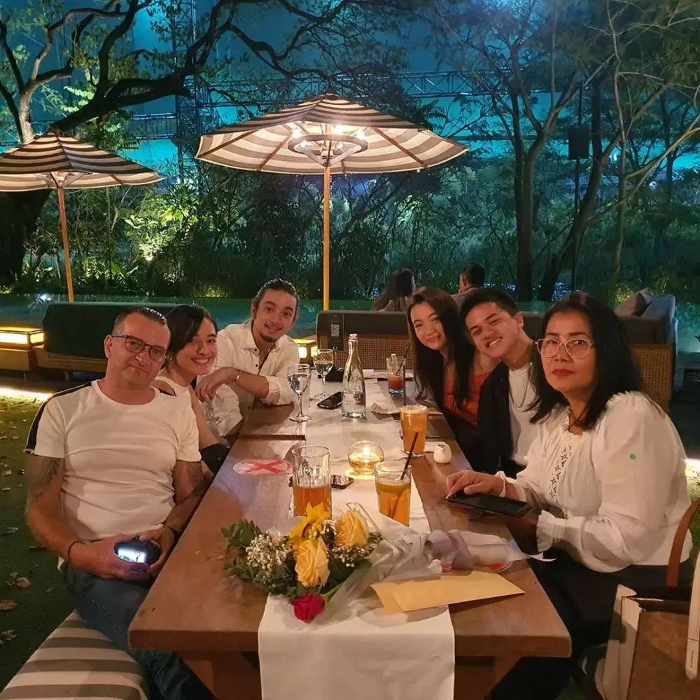 momen makan malam keluarga bryan domani instagram
