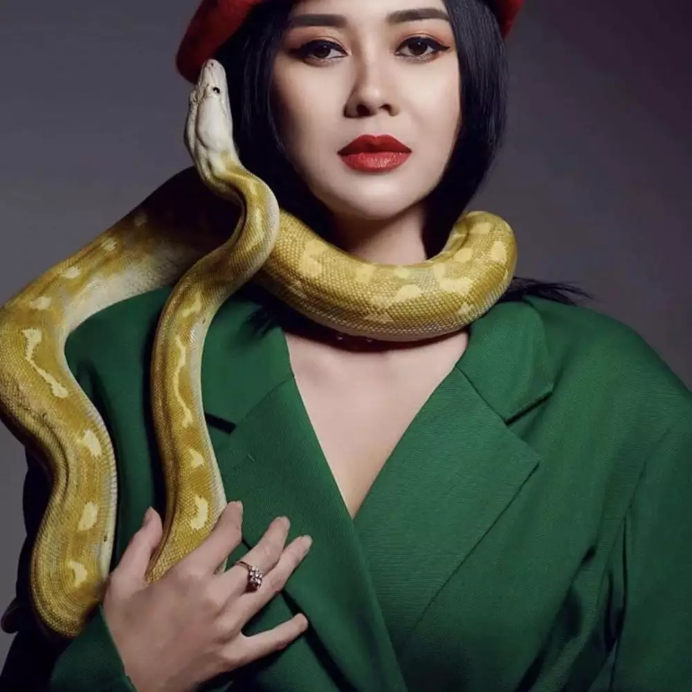 Potret Aura Kasih bareng ular © 2020 brilio.net Potret Aura Kasih bareng ular © 2020 brilio.net