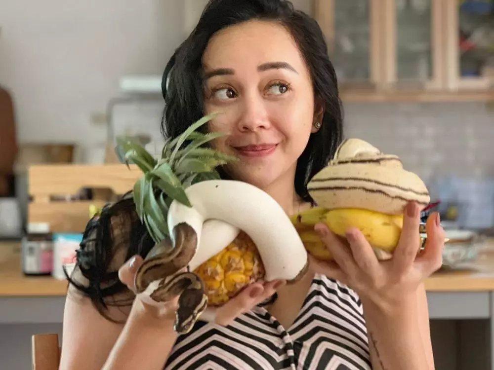 Potret Aura Kasih bareng ular © 2020 brilio.net Potret Aura Kasih bareng ular © 2020 brilio.net