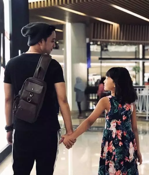 Gitaris dan putrinya Instagram