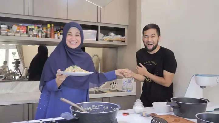 10 Seleb ini pernah sekolah masak berbagai sumber
