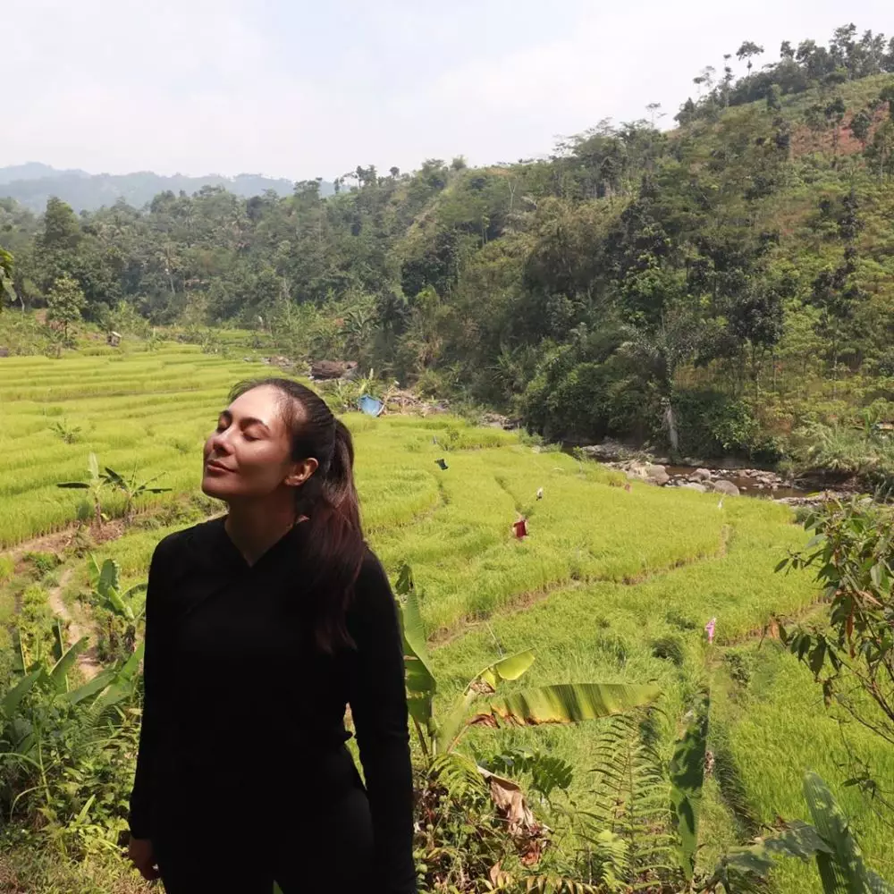 Potret Wulan Guritno main ke alam Instagram Potret Wulan Guritno main ke alam Instagram