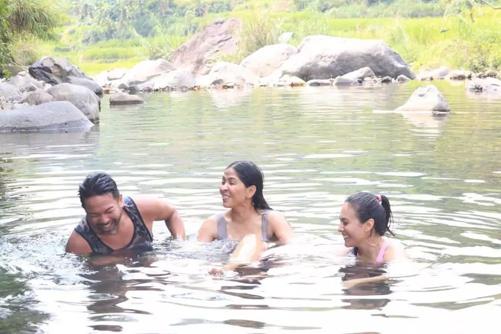 Potret Wulan Guritno main ke alam Instagram Potret Wulan Guritno main ke alam Instagram