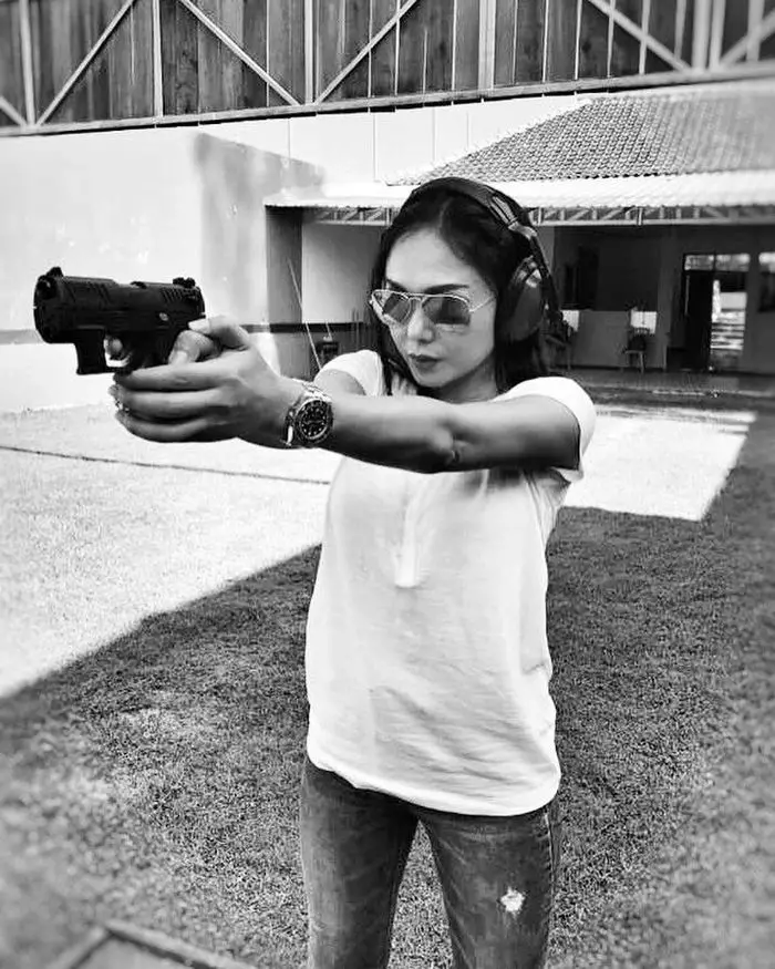 seleb cantik hobi menembak © 2020 Instagram
