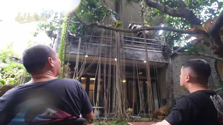 Rumah hutan Haji Asari YouTube/deHakims Rumah hutan Haji Asari YouTube/deHakims