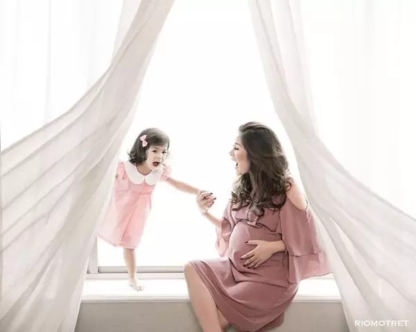 Seleb ini pemotretan maternity ajak putrinya © 2020 brilio.net