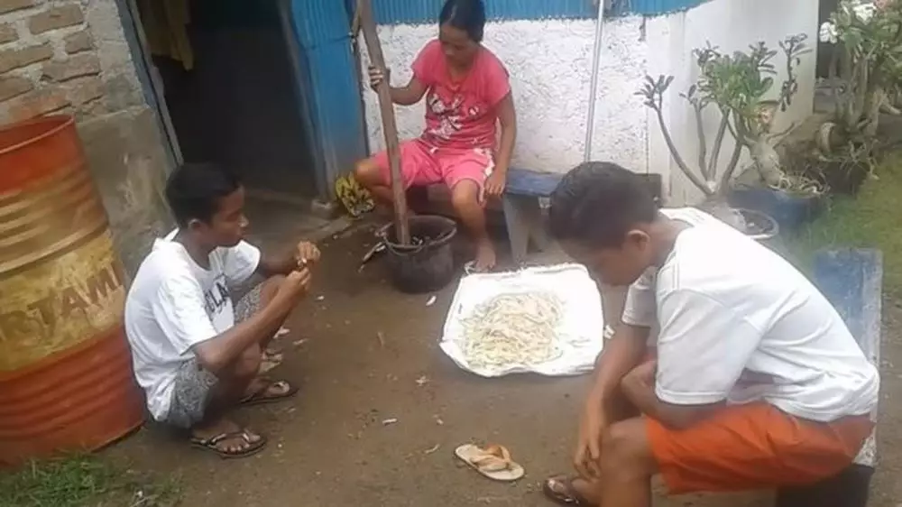 Potret Betrand Peto berbagai sumber