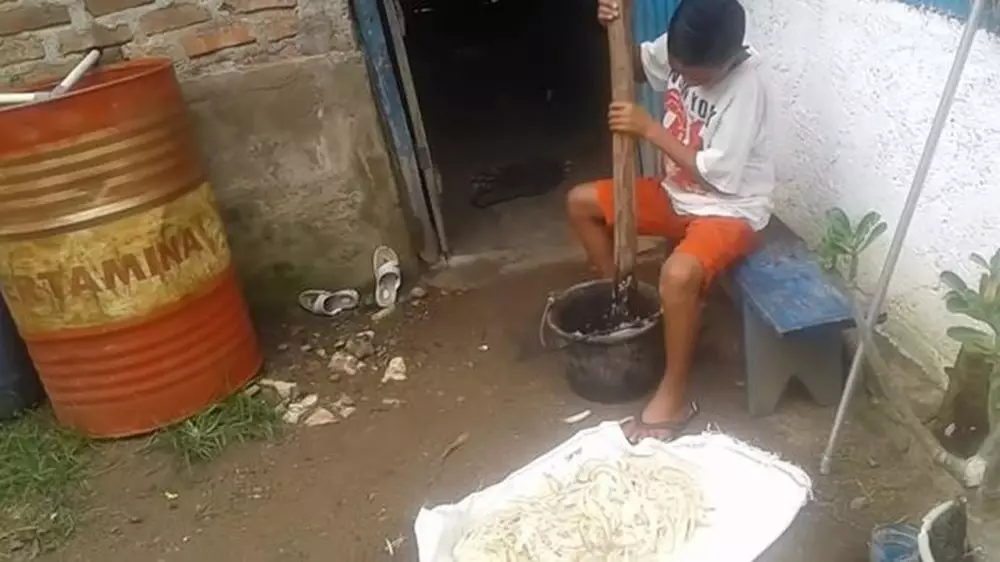 Potret Betrand Peto berbagai sumber