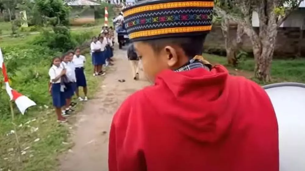 Potret Betrand Peto berbagai sumber