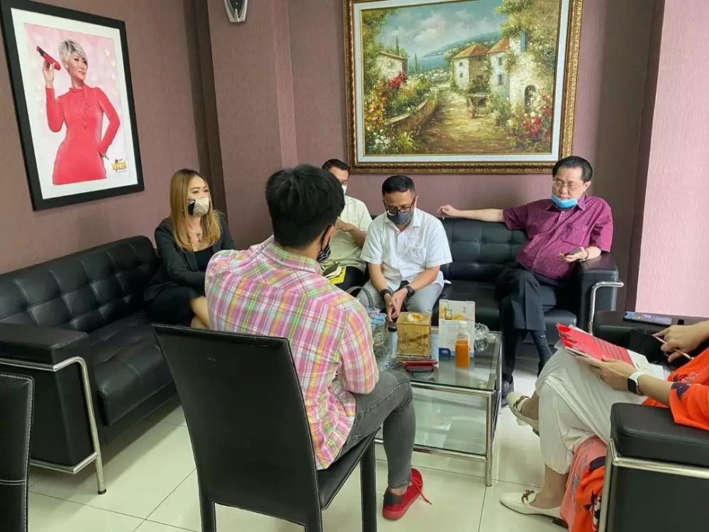 potret inul saat ngantor © 2020 Instagram/@inul.d