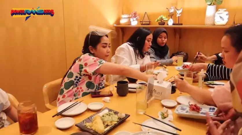 potret nagita traktir karyawan rans © 2020 YouTube/POWERRANSGERS