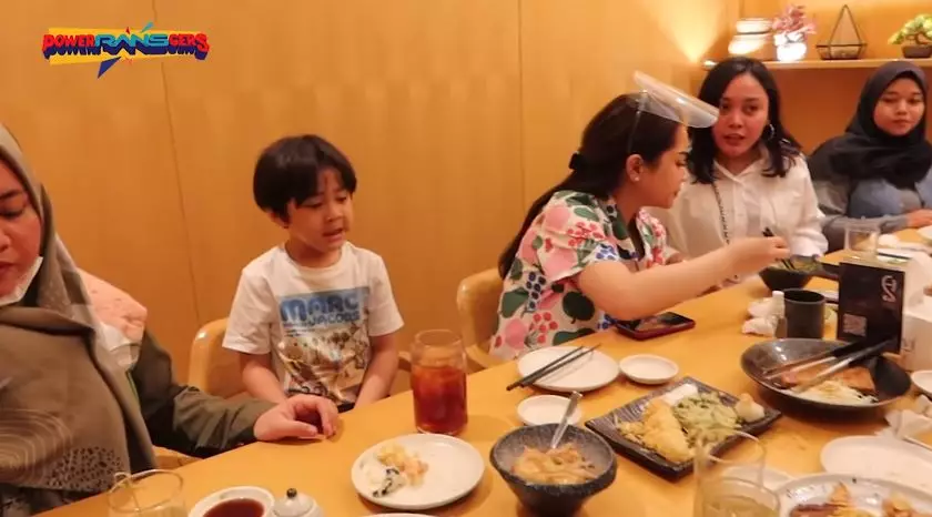 potret nagita traktir karyawan rans © 2020 YouTube/POWERRANSGERS