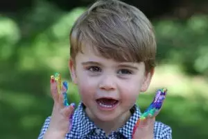 Potret gemas Louis anak Pangeran William di kartu ucapan ultah