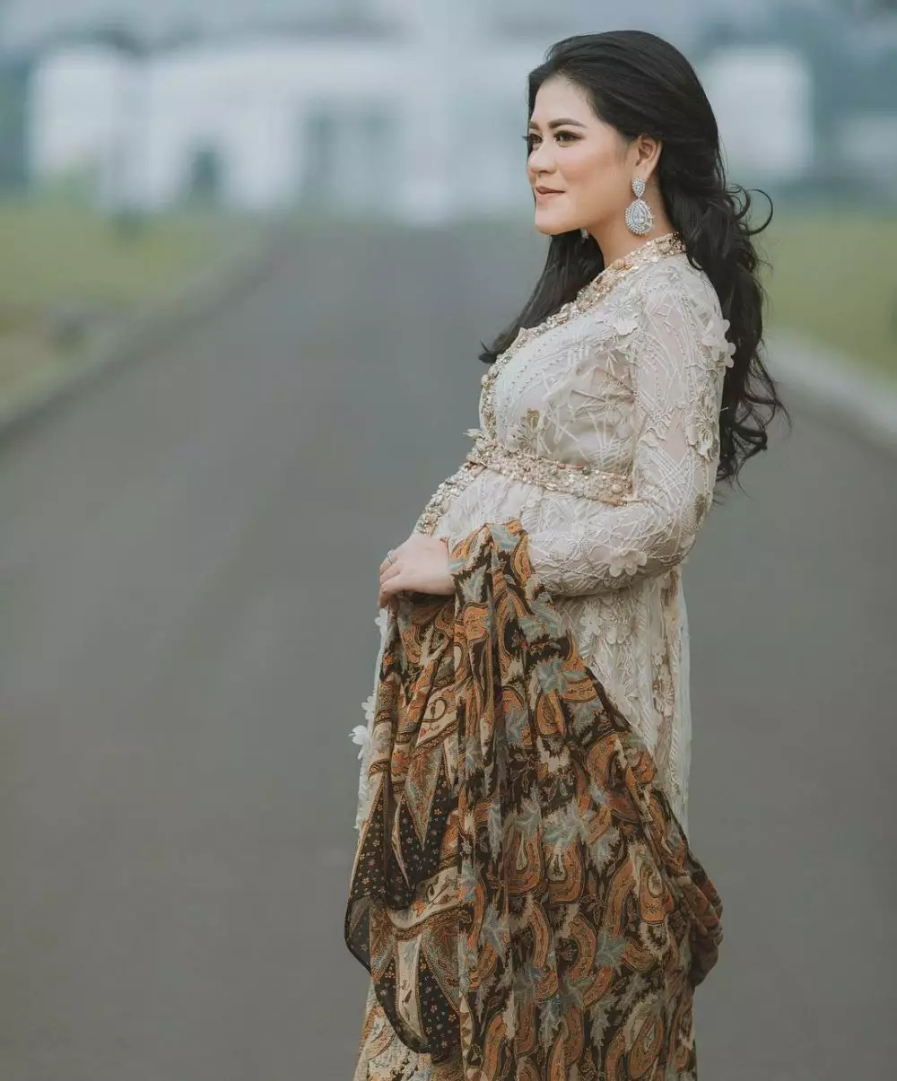 beda gaya maternity Kahiyang Ayu Instagram