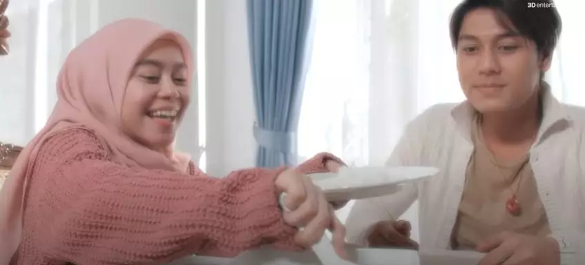 Adegan romantis Lesty Kejora & Rizky Billar © 2020 brilio.net