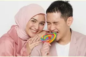 Rezky Aditya unggah wajah calon bayinya, bibirnya curi perhatian