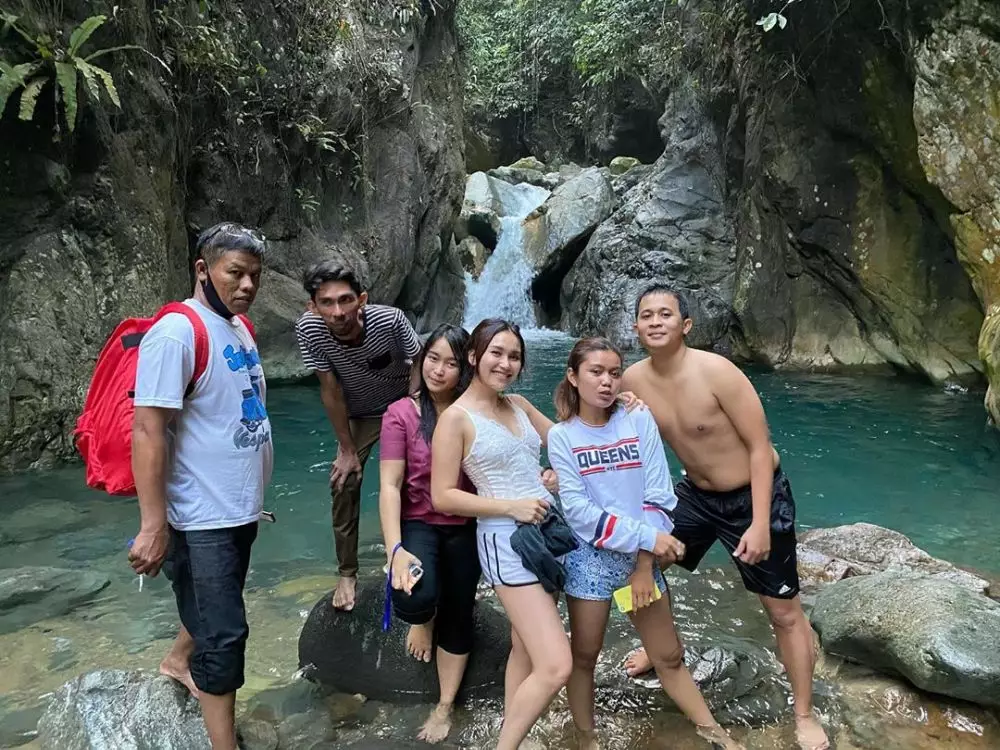 Ayu Ting Ting liburan di air terjun Instagram