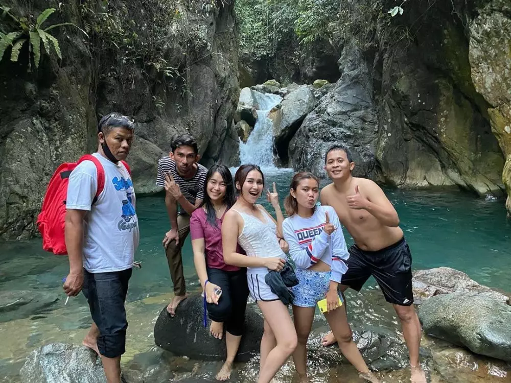 Ayu Ting Ting liburan di air terjun Instagram