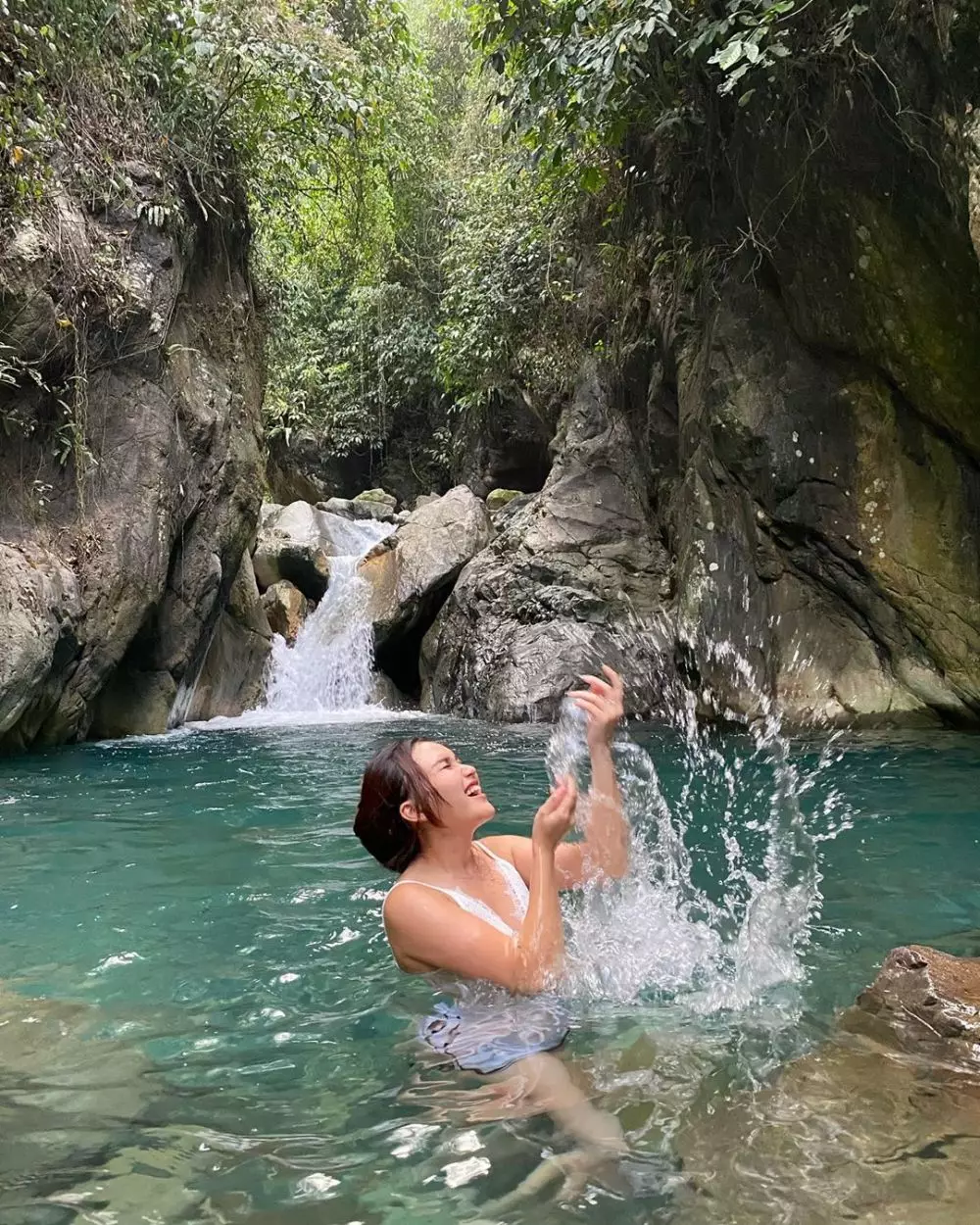 Ayu Ting Ting liburan di air terjun Instagram