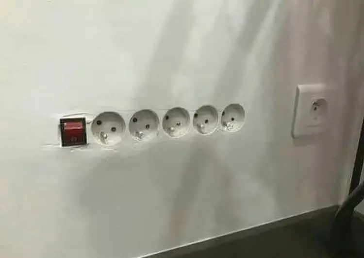 perabot dipajang di tembok Instagram