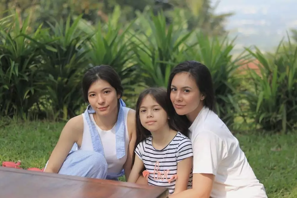 Momen liburan Wulan Guritno & keluarga © 2020 Instagram/@wulanguritno Momen liburan Wulan Guritno & keluarga © 2020 Instagram/@wulanguritno