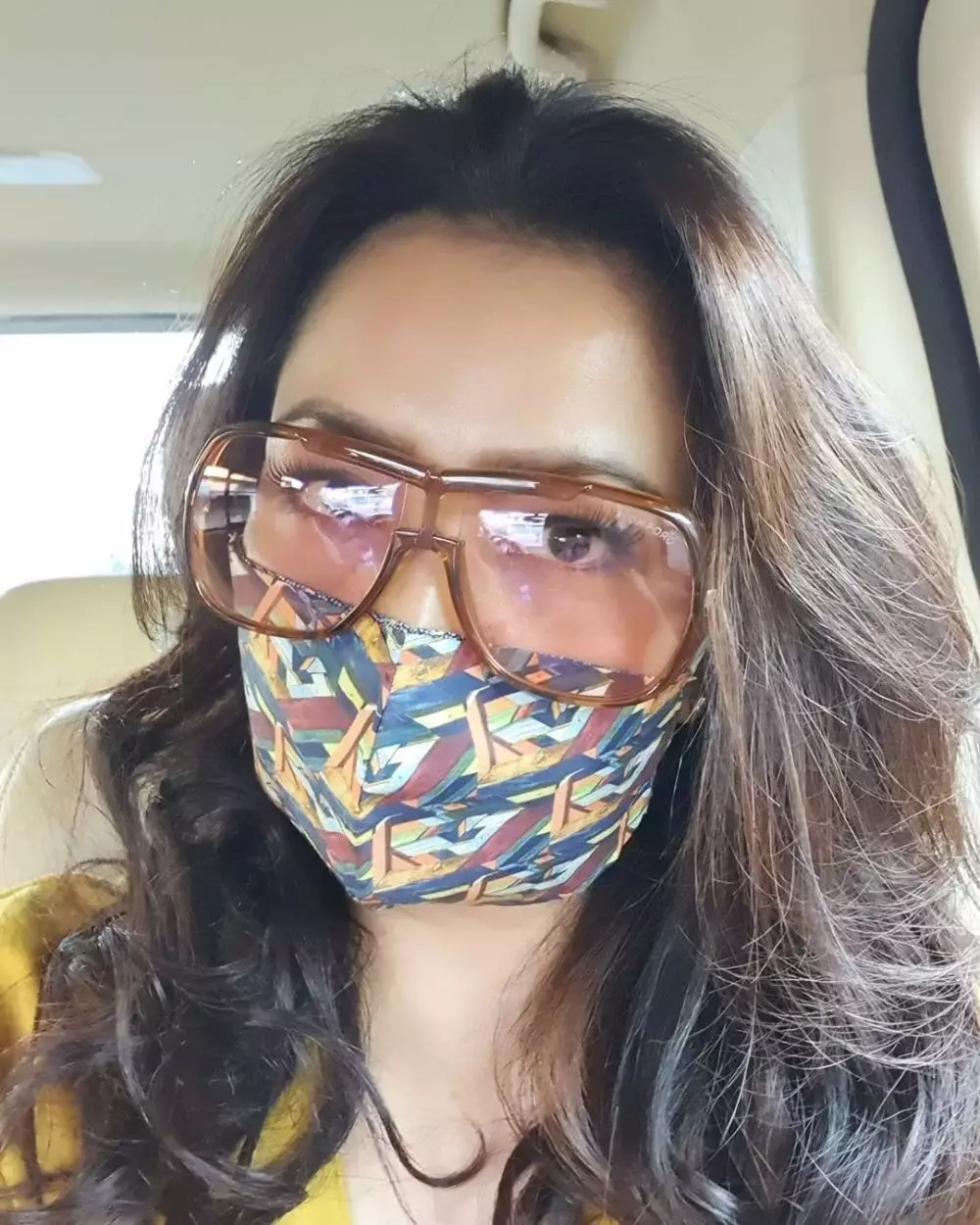 Gaya Mayangsari pakai kacamata dan masker © 2020 Instagram/@mayangsaritrihatmodjoreal