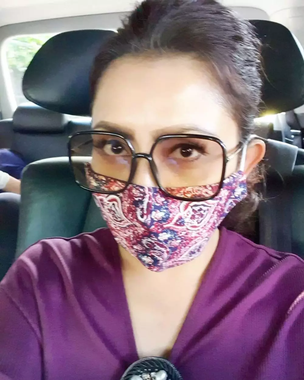 Gaya Mayangsari pakai kacamata dan masker © 2020 Instagram/@mayangsaritrihatmodjoreal