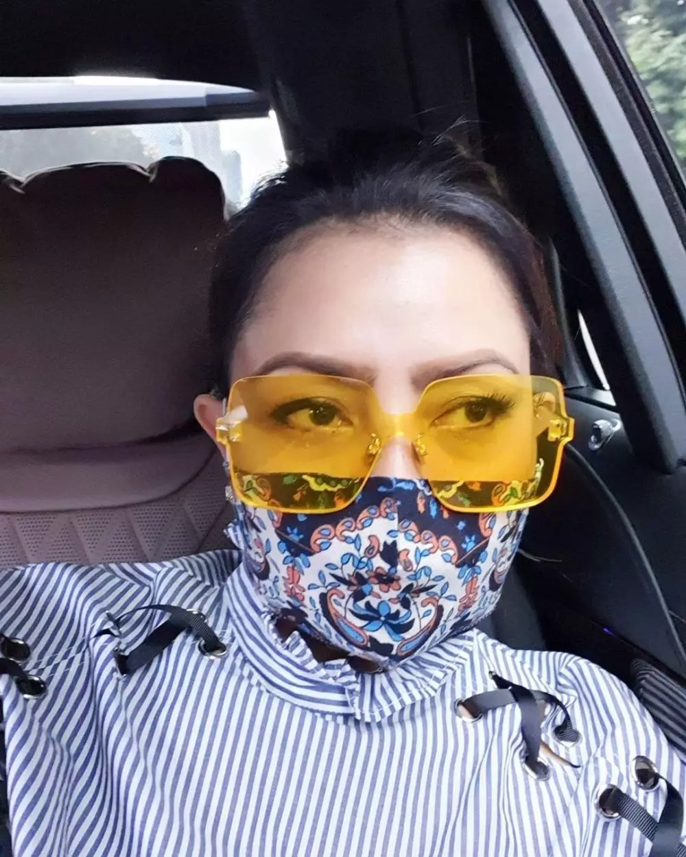 Gaya Mayangsari pakai kacamata dan masker © 2020 Instagram/@mayangsaritrihatmodjoreal