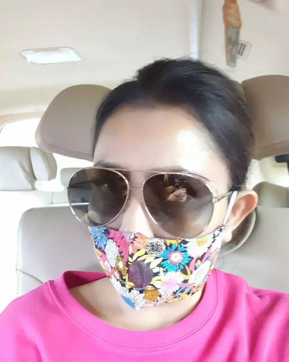 Gaya Mayangsari pakai kacamata dan masker © 2020 Instagram/@mayangsaritrihatmodjoreal