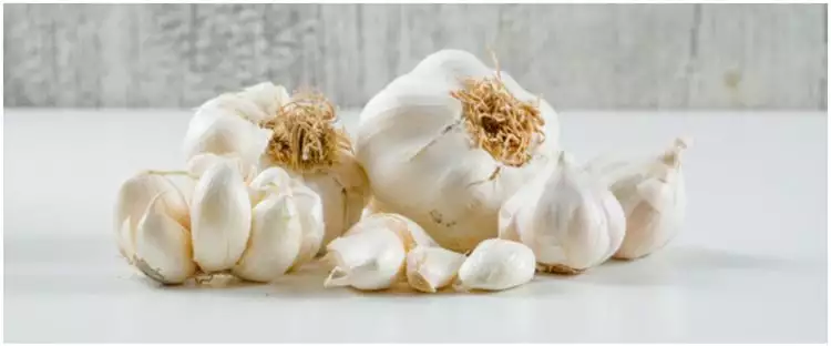 6 Manfaat mengonsumsi bawang putih mentah dan cara hilangkan baunya