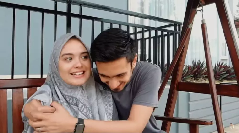 Vebby Palwinta umumkan kehamilan YouTube