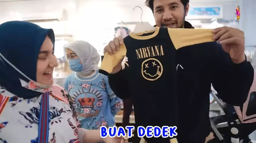 Potret Irish dan Ammar beli keperluan bayi YouTube/Aish TV Potret Irish dan Ammar beli keperluan bayi YouTube/Aish TV