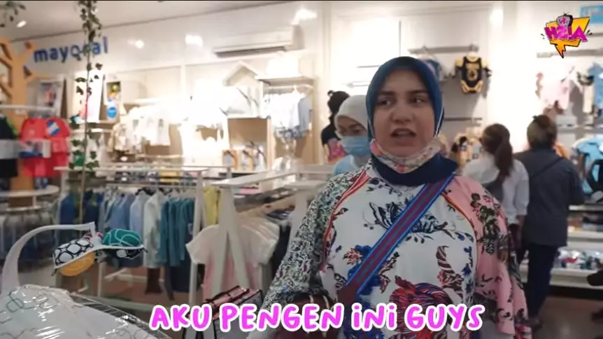 Potret Irish dan Ammar beli keperluan bayi YouTube/Aish TV Potret Irish dan Ammar beli keperluan bayi YouTube/Aish TV