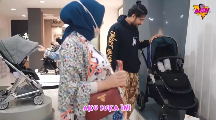 Potret Irish dan Ammar beli keperluan bayi YouTube/Aish TV Potret Irish dan Ammar beli keperluan bayi YouTube/Aish TV