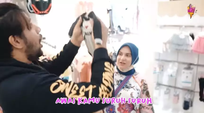 Potret Irish dan Ammar beli keperluan bayi YouTube/Aish TV Potret Irish dan Ammar beli keperluan bayi YouTube/Aish TV