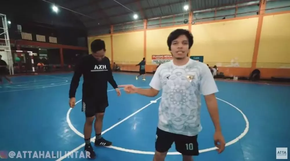 Potret Aurel Hermansyah temani Atta Halilintar futsal © 2020 YouTube/Atta Halilintar  Potret Aurel Hermansyah temani Atta Halilintar futsal © 2020 YouTube/Atta Halilintar