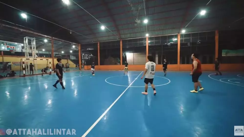 Potret Aurel Hermansyah temani Atta Halilintar futsal © 2020 YouTube/Atta Halilintar  Potret Aurel Hermansyah temani Atta Halilintar futsal © 2020 YouTube/Atta Halilintar