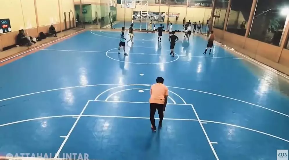 Potret Aurel Hermansyah temani Atta Halilintar futsal © 2020 YouTube/Atta Halilintar  Potret Aurel Hermansyah temani Atta Halilintar futsal © 2020 YouTube/Atta Halilintar